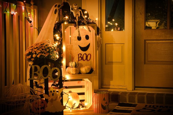 Cute front porch halloween decorations with white string lights